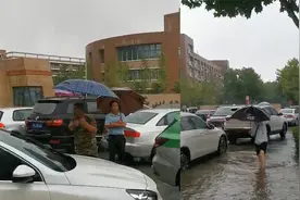 “我们义不容辞！”郑州高校开门让受困社会车辆进校避险视频封面