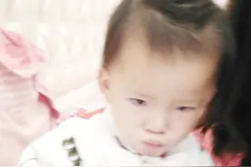 宝宝出游，第一次海边碰海水胆小的很