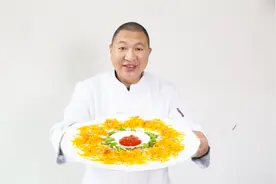 大厨教你一道：“金丝虾球”，色泽金黄，造型美观，上桌就完盘