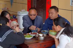 生活在大山里的农村人家，一年四季从不买菜，他们每天都吃啥？视频封面