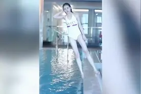 游泳池的女孩子看着身材都是挺好的，真的让人越看越喜欢？视频封面