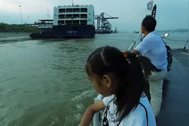 家里的小宝贝第一次坐船，跨长江两次渡江视频封面