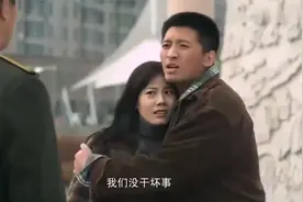 爱情： 穷丈夫带残疾妻子摆摊，一见城管吓坏，下秒城管做法暖心视频封面