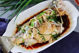 蒸鱼时，凉水上锅还是热水？教你正确做法，鱼肉鲜嫩可口还没腥味