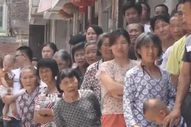 江西小伙40岁才结婚，村民都来看热闹，猜猜新娘啥样？视频封面