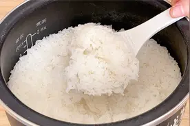 煮米饭别只加水了，多加这3样东西，煮出来的米饭香甜松软特好吃