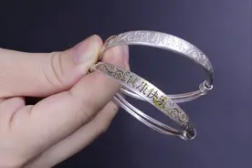 银镯子戴几个月就很脏，教你清洗方法，立马光亮如新，也不掉克数视频封面