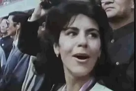 中国1984年大阅兵，女兵方队正步出场，这气势真把外国人惊艳到了视频封面