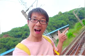 方伟挑战24小时生活在火车站，却被拒之门外，意外进入铁轨视频封面