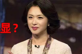 54岁金星戴墨镜面具出街，脖子戴超大项链，造型十分抢眼视频封面