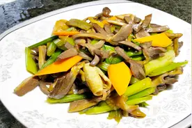 没人要的的鸭内脏这么爆炒，鲜嫩过瘾无腥味，不用再去大排档吃了视频封面