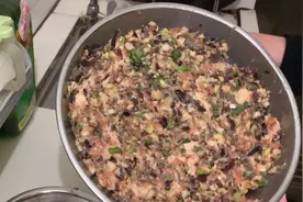 今天做了客家特色的香菇木耳蒸肉饼，鲜香美味，没办法不爱上它