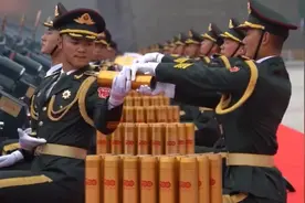 超近距离感受2800发礼炮弹击发瞬间：3名炮手一门炮 弹无虚发