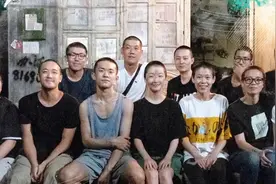 周冬雨为戏剃寸头戴半年假发，整个剧组陪她一起剃，简直暖爆了视频封面