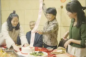 婆婆今天过生日，表嫂在农庄大摆家宴，还在蛋糕里藏了大惊喜视频封面