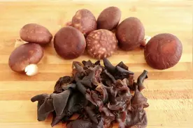 木耳加香菇新做法，简单几步，鲜香浓郁，营养又解馋，香