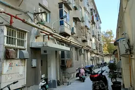 实地探访！郑州一小区内一住户不缴暖气费，致整栋楼“受冻”视频封面