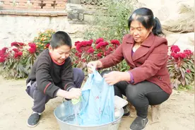 洗衣服时倒上一碗“它”，不管衣服多脏，都可以洗得既干净又亮丽