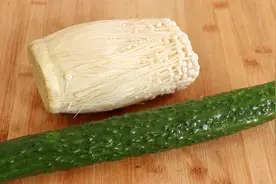 黄瓜加金针菇，我家待客必做菜，清爽解腻，做法简单，营养又美味