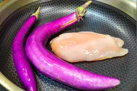两根茄子，一块鸡胸肉，简单一做堪称下饭神器，专治夏天没胃口