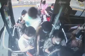 男子公交猥亵女性留下不明液体：为寻求刺激，行政拘留10日视频封面