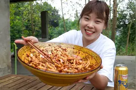 秋妹今天吃麻辣鸡脚，辣味十足霸道过瘾，吃得热汗直流太爽了视频封面