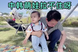 双胞胎弟弟佑佑，偷偷找小姐姐去玩，韩国爷爷奶奶拉都拉不回来！