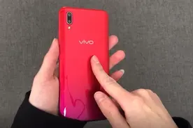 开箱999元买的vivo Y93，翻到背面那一刻：我真想卖了iPhone X!视频封面