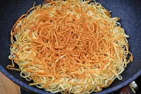 阿飞做的生炒面条，标准“两面黄”，老传统烹饪技法，值得分享视频封面