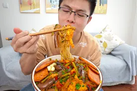 简简单单炒个浇头，弄碗盖浇面吃，半碗面配半碗菜也太爽啦