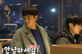 央视“亲儿子”于晓光在韩国有多火，随处遇粉丝，代言也是顶级视频封面