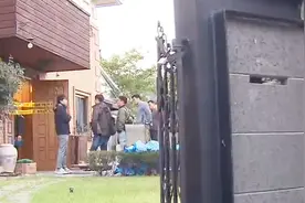 韩国艺人崔雪莉被发现在家中身亡 警方封锁其住宅画面曝光视频封面