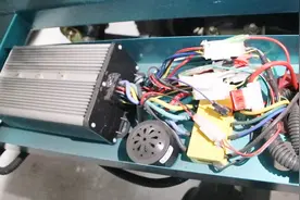 电动车坐两个人后就不走了，一个人骑着就能走，八成是这两个原因视频封面