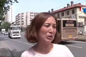 7岁女孩路过工地，高空落石砸头住ICU，母亲苦寻“证据”！视频封面