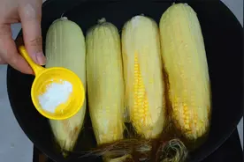 煮玉米时，别只加清水，多加这2样，口感鲜嫩又香甜，家人都爱吃