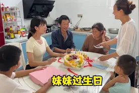 农村妹妹过生日，一家人围一起吃蛋糕庆生，嫂子还准备一桌好吃的