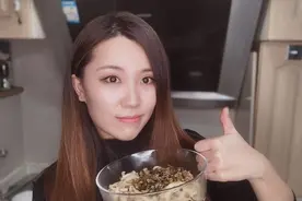 陈佩斯老师家的陈氏醋卤面做法大公开，香菜用量惊人，却意外好吃视频封面