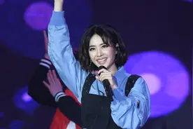 蔡依林身高156cm，小s身高158cm，看着很高的她也不足160cm