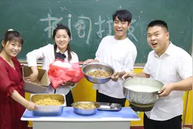 校园：同学们“抓阄打饭”，小楠抽到100个馒头，吃不完不准回家