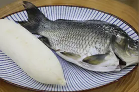 1条鲫鱼，1根白萝卜，鲫鱼萝卜丝汤的做法，汤鲜如牛奶，没有腥味视频封面