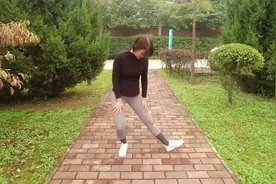 每天原地坚持点脚摸腿，瘦背瘦大腿，21天人瘦一圈，提升气质