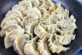 这才是煎饺正确做法，不用解冻不用煮，上锅直接煎，做法简单实用
