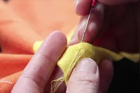 衣服抽丝怎么样把它原样挑回，阿香告诉这里面的小技巧，轻松搞定视频封面