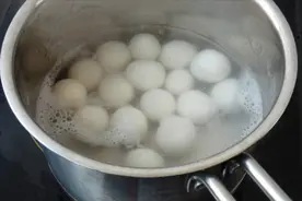 煮汤圆，是冷水下锅还是热水下锅？很多人都做错了，教你正确做法视频封面