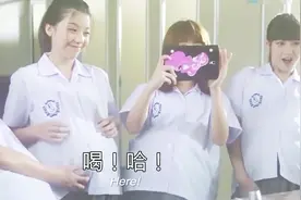 女孩挺着个大肚子上学，同学们都以为是怀孕，殊不知她只是便秘！视频封面