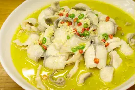 厨师长分享正宗的酸菜鱼，肉吃完汤喝光，细节处理炉火纯青视频封面