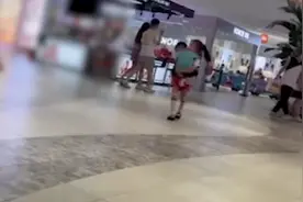 男孩偷拿柜台口红给妈妈当礼物，妈妈发现后的举动亮了视频封面