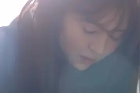 女孩在学校大姨妈突然来了，男孩暖心脱下外套为她遮挡视频封面