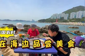 带女友和妈妈在海边品尝美食，紫菜包饭和海胆的搭配，太独特了！视频封面
