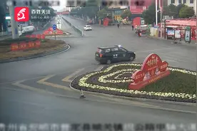 险！两辆“巨无霸”一路逆行，大伙纷纷减速避让